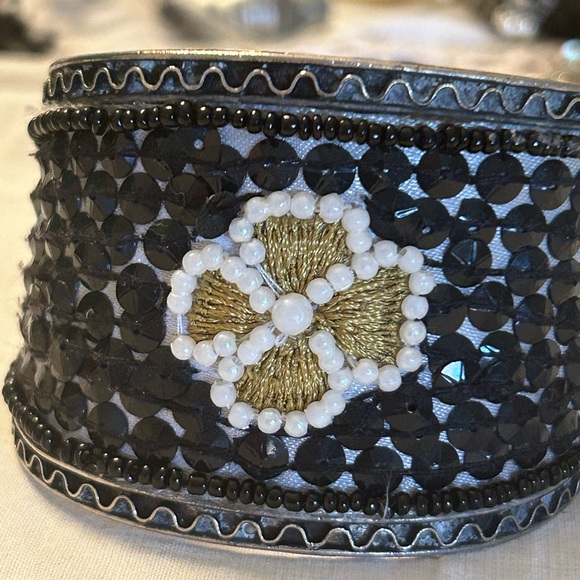 HUGE SALE! PAIR (2) VINTAGE CUFF BRACELETS BLACK/SILVER TONE - Picture 8 of 10